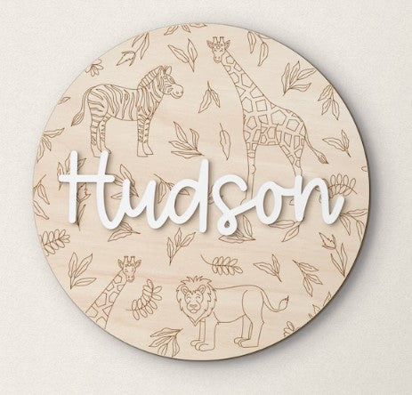 Placa Redonda de Nombre en Madera con Diseño de Safari