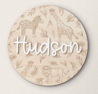 Placa Redonda de Nombre en Madera con Diseño de Safari